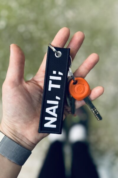 ΝΑΙ,ΤΙ; Μπρελόκ